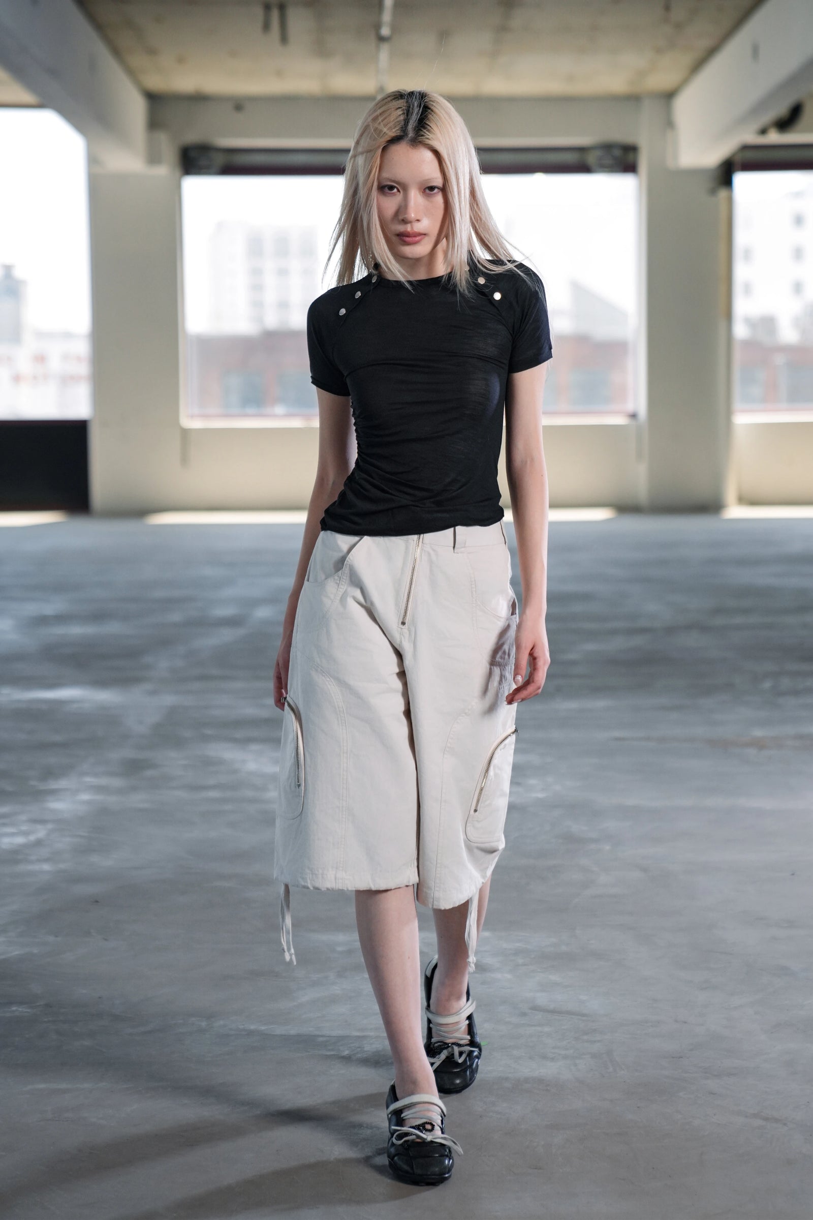ALLURE SNAP TEE - BLACK