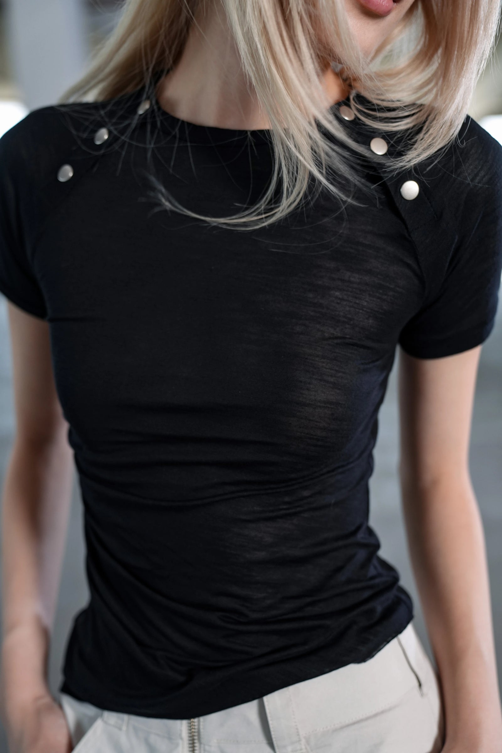 ALLURE SNAP TEE - BLACK