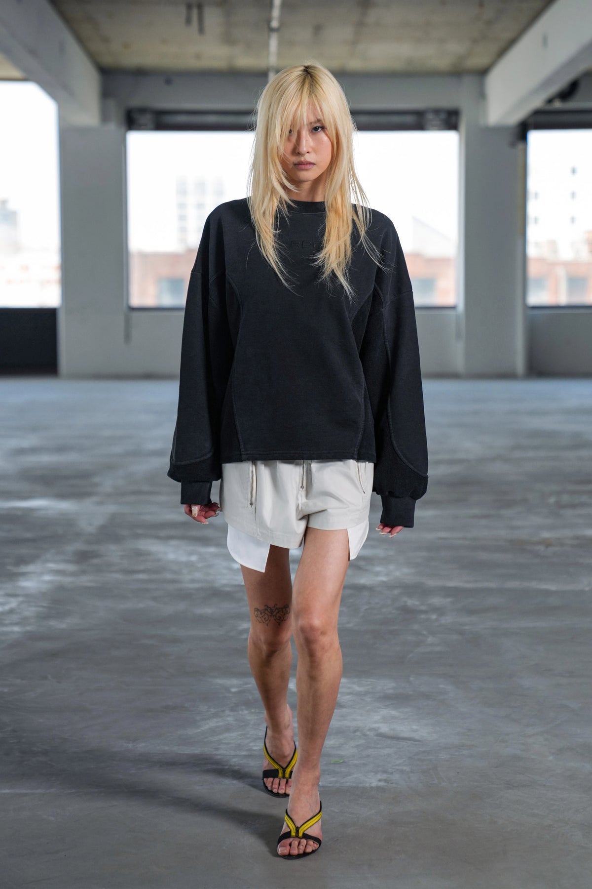 ARCH CREWNECK - BLACK