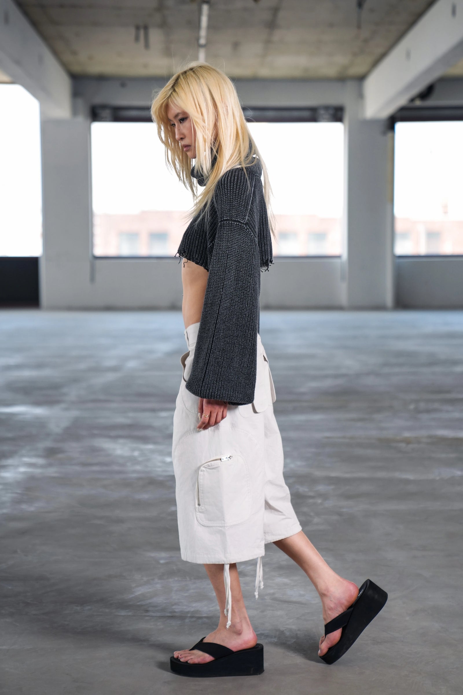 BELLE CROPPED KNIT SWEATER - BLACK