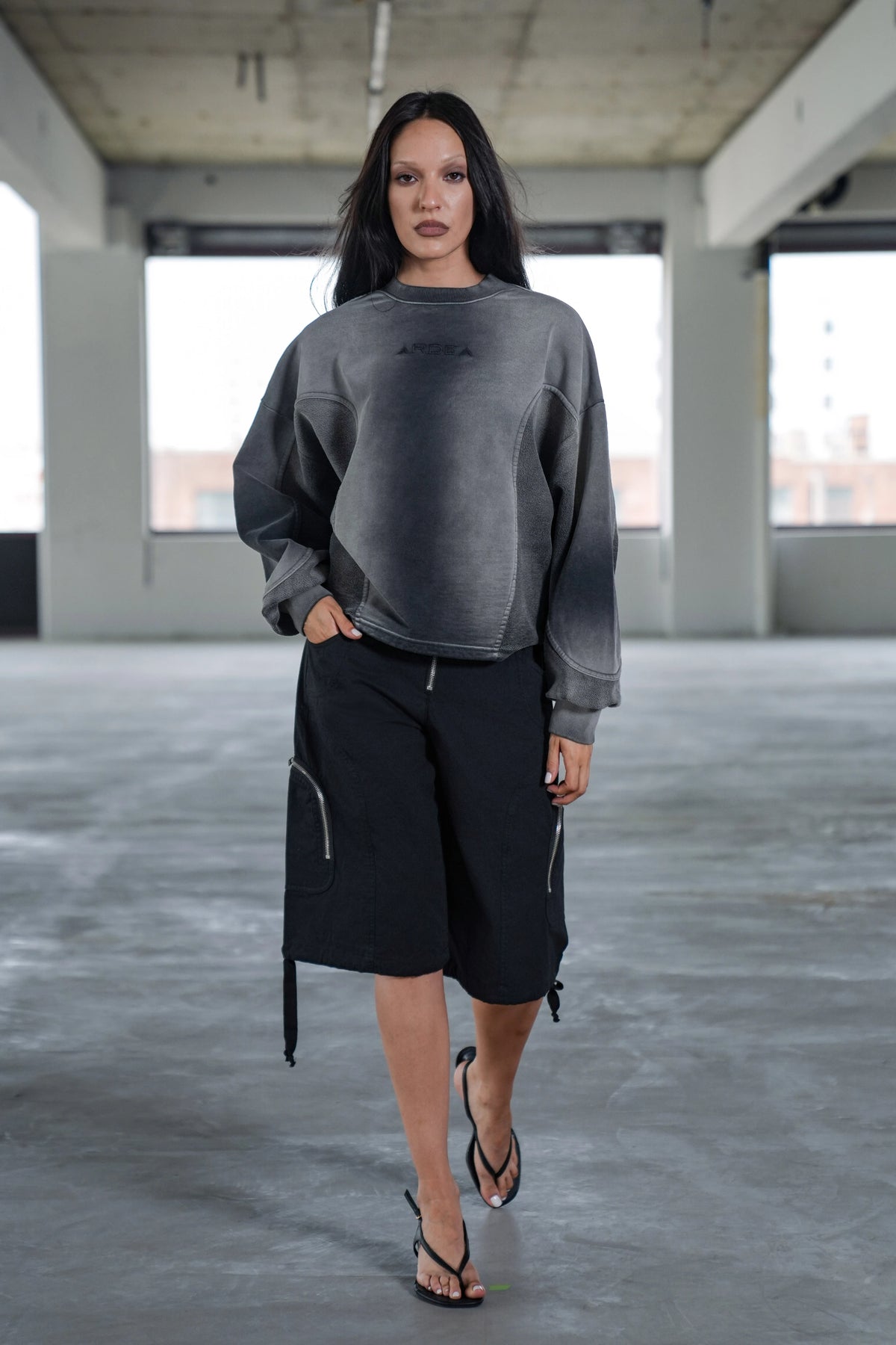 ARCH CREWNECK - GREY