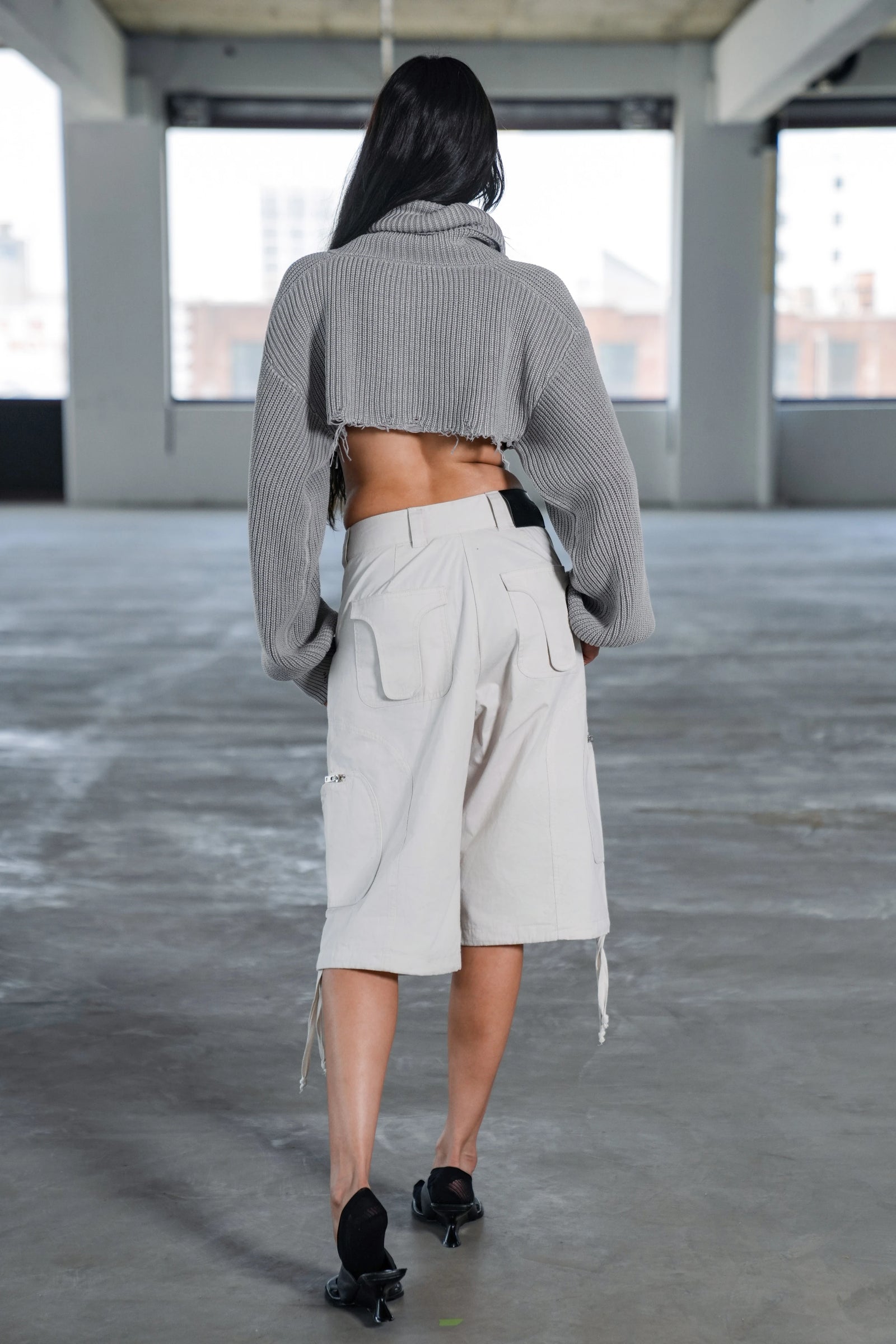 BELLE CROPPED KNIT SWEATER - GREY