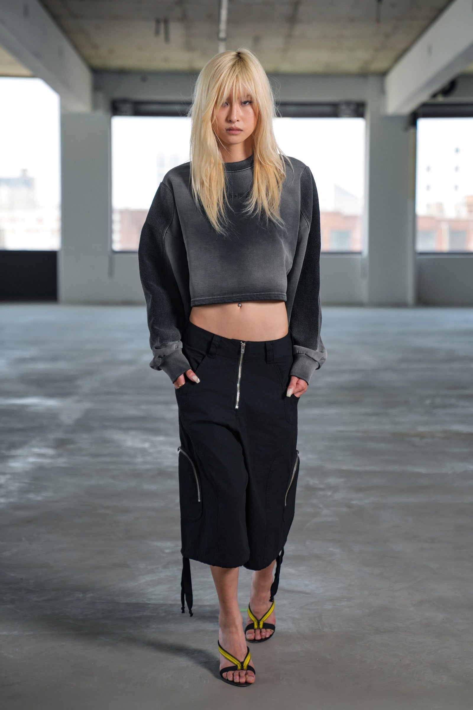 ARCH CROPPED CREWNECK - GREY