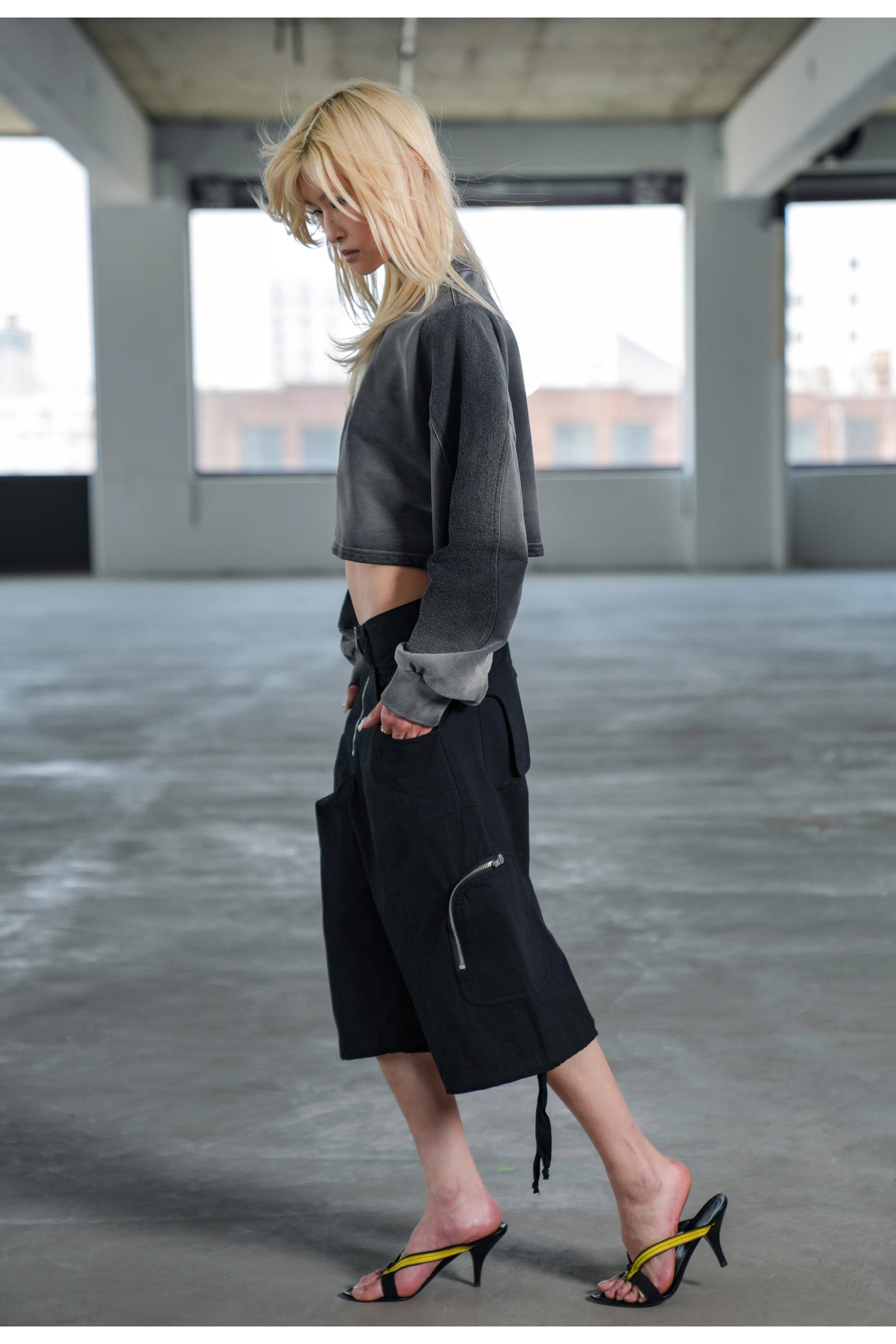 ARCH CROPPED CREWNECK - GREY