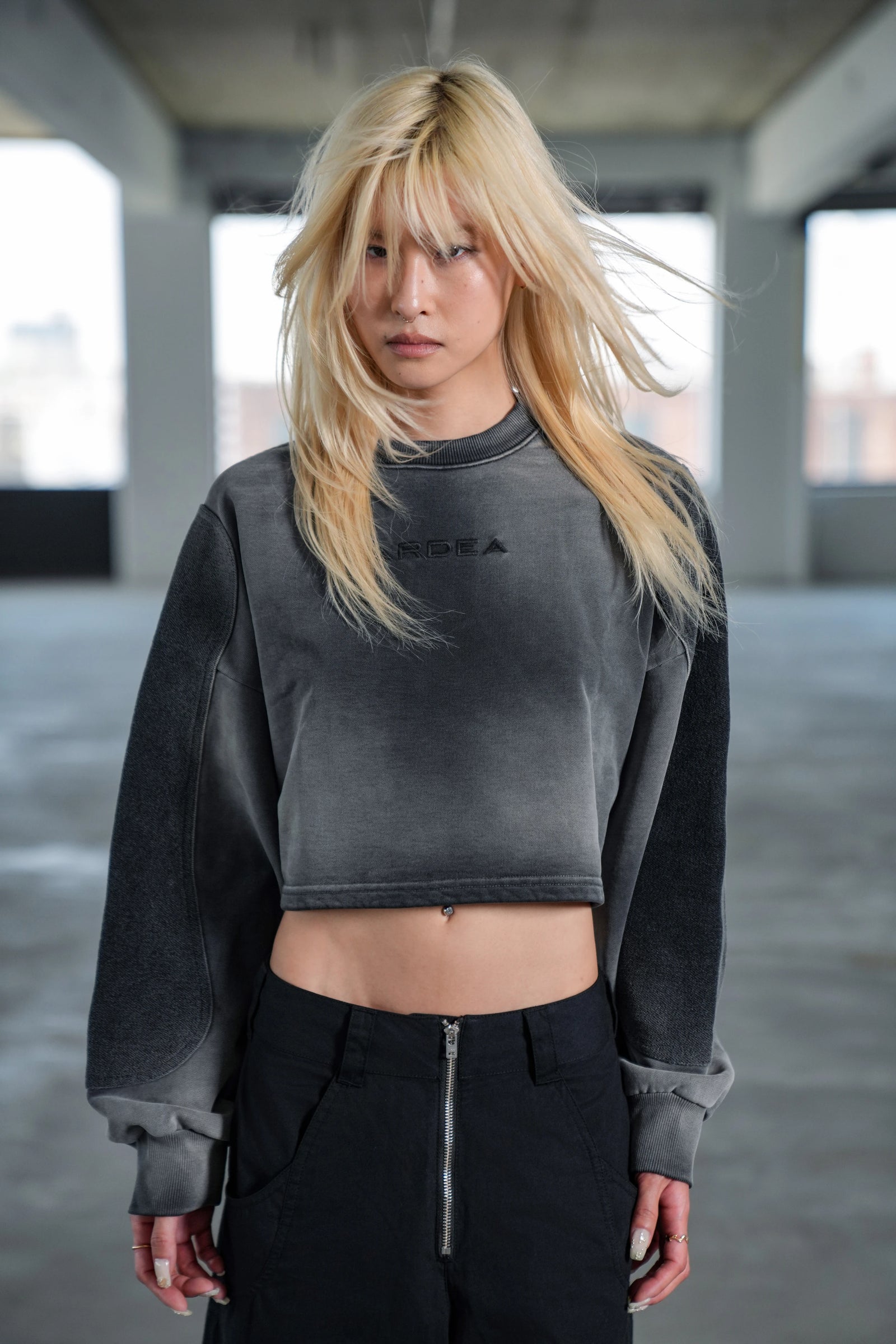 ARCH CROPPED CREWNECK - GREY