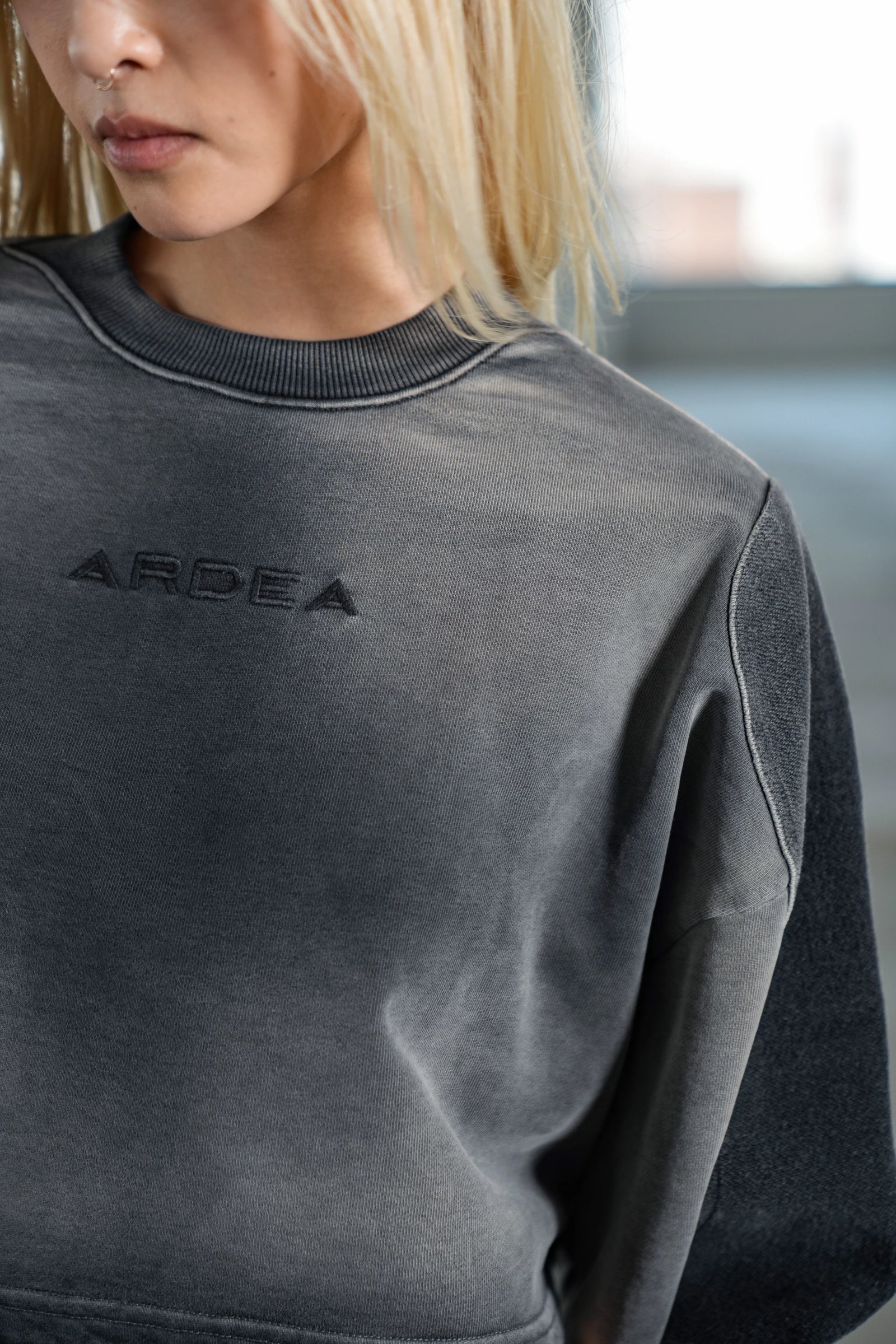 ARCH CROPPED CREWNECK - GREY