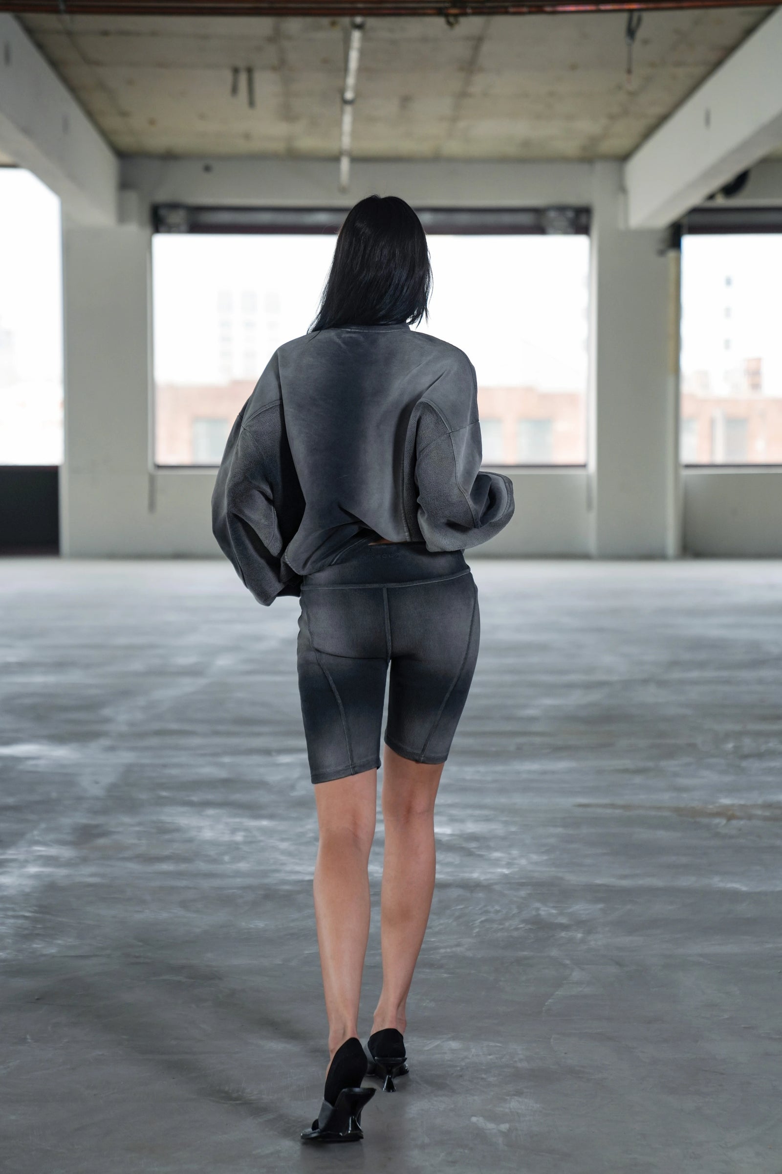NIKKE BIKER SHORTS - GREY