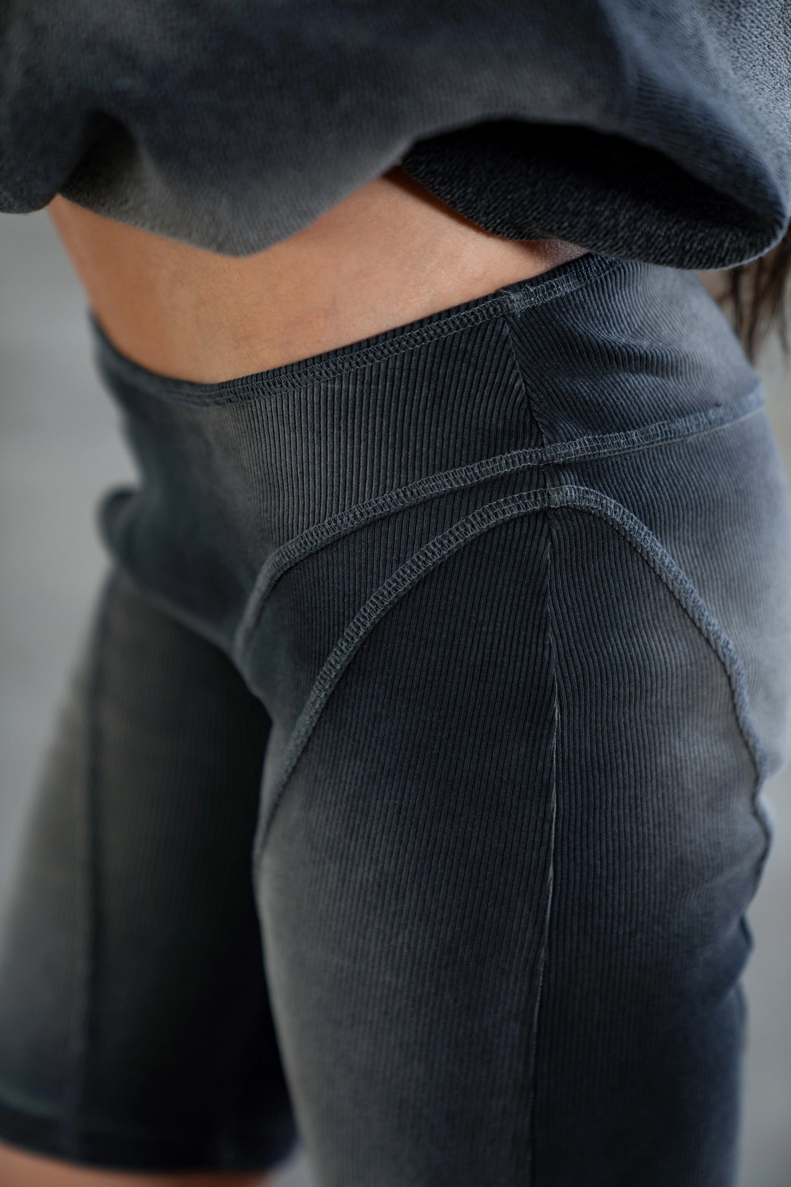 NIKKE BIKER SHORTS - GREY