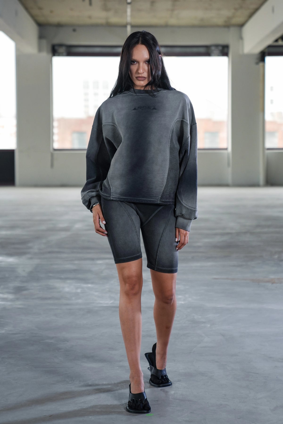 NIKKE BIKER SHORTS - GREY