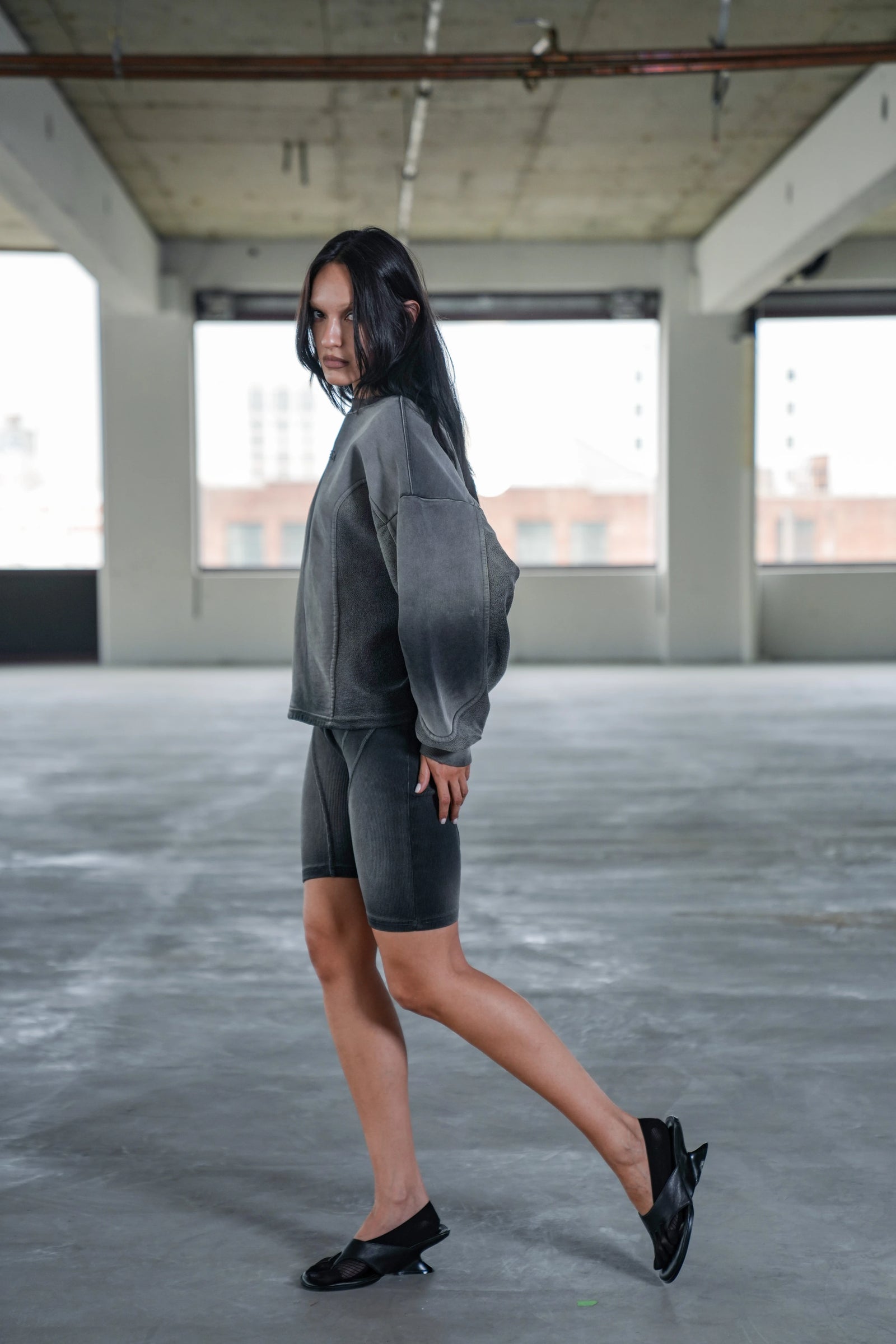 NIKKE BIKER SHORTS - GREY